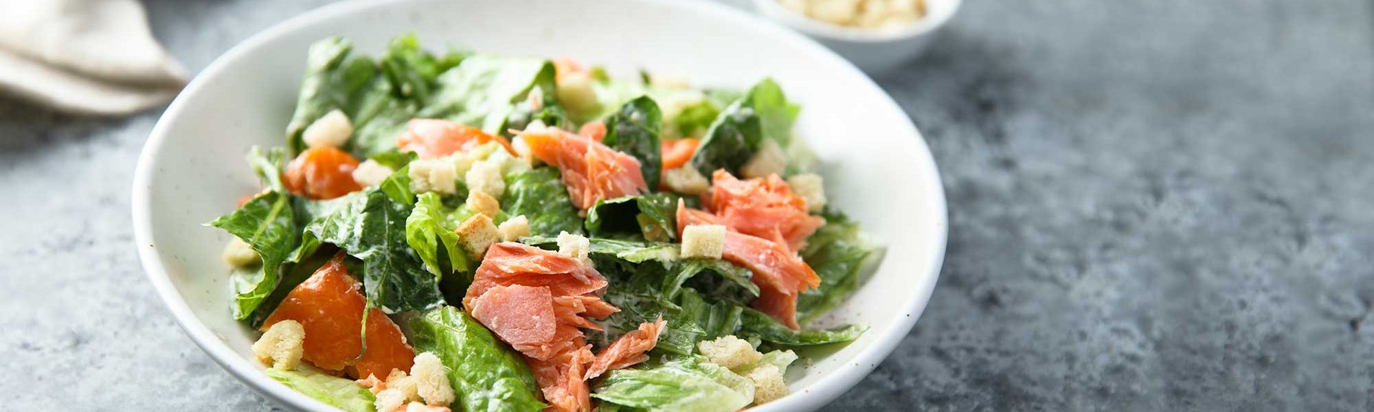 varmroeget-laks-cesar-salad